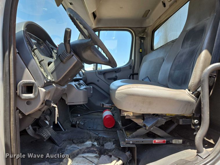 image for item EC1074 2012 Freightliner Business Class M2 truck cab and chassis