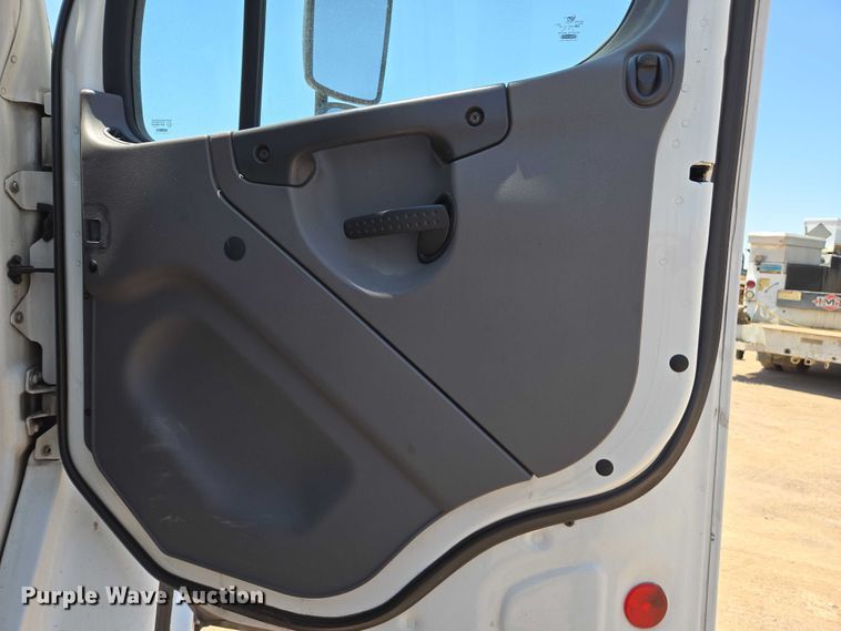 image for item EC1074 2012 Freightliner Business Class M2 truck cab and chassis