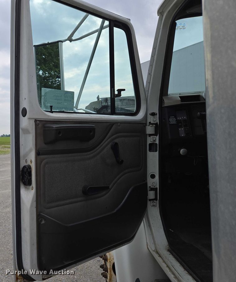 image for item EC4289 2001 International 4700 box truck