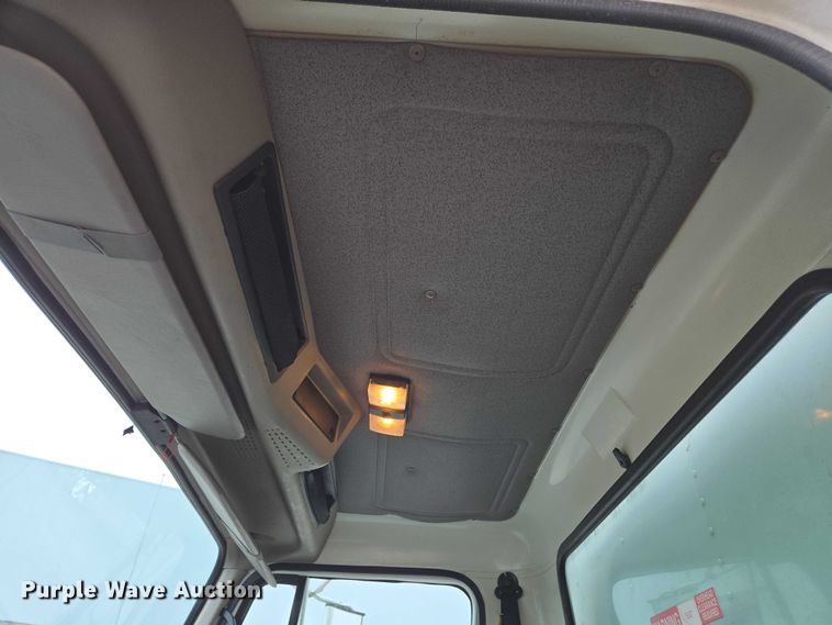 image for item EC4289 2001 International 4700 box truck