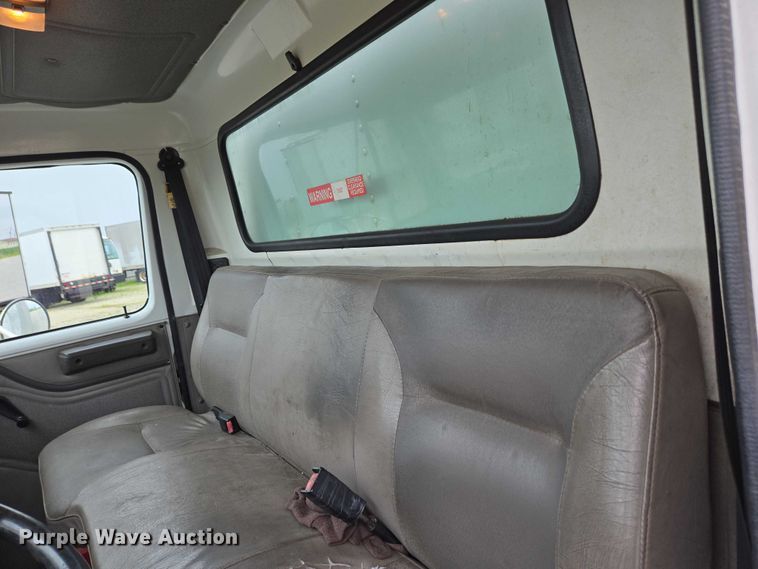 image for item EC4289 2001 International 4700 box truck