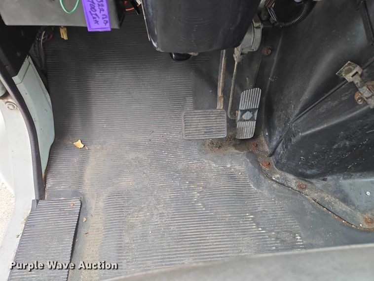 image for item EC4289 2001 International 4700 box truck