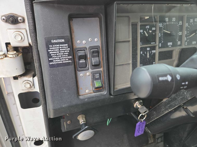 image for item EC4289 2001 International 4700 box truck