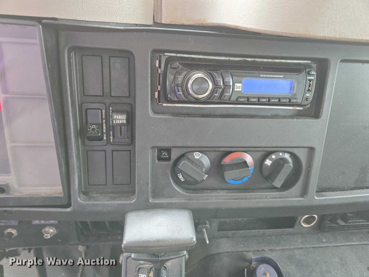 image for item EC4289 2001 International 4700 box truck