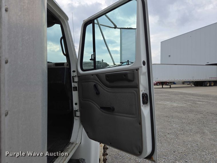 image for item EC4289 2001 International 4700 box truck