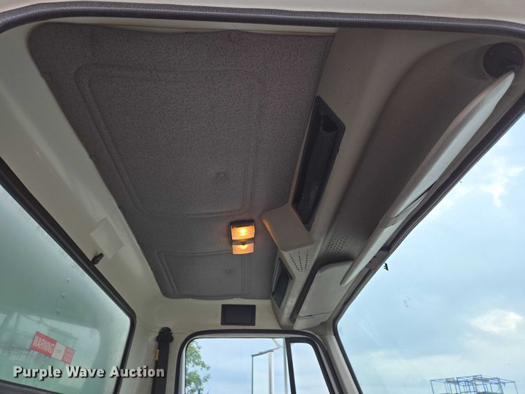 image for item EC4289 2001 International 4700 box truck