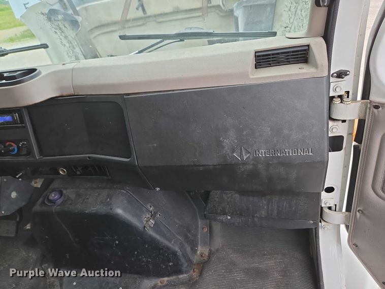 image for item EC4289 2001 International 4700 box truck