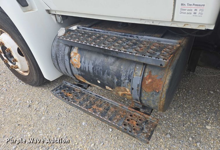 image for item EC4290 2003 International 4300 SBA box truck