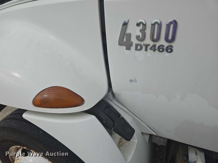 image for item EC4290 2003 International 4300 SBA box truck