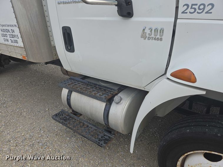 image for item EC4290 2003 International 4300 SBA box truck