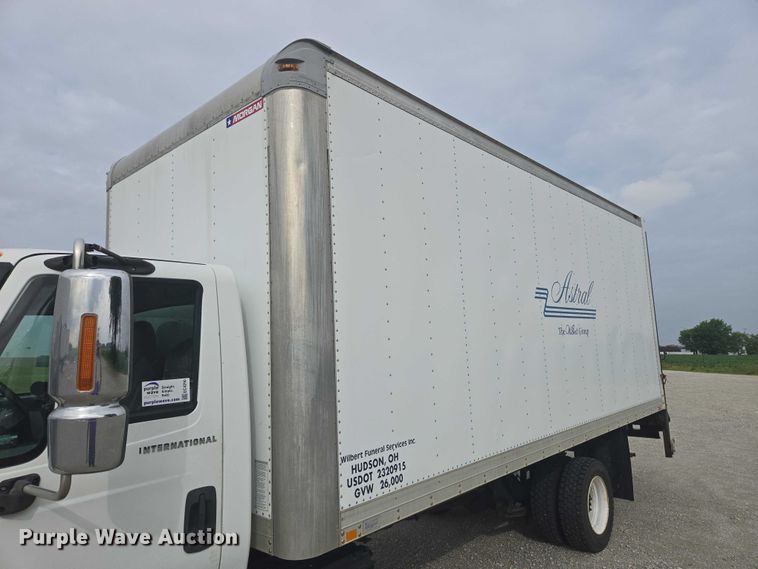 image for item EC4290 2003 International 4300 SBA box truck