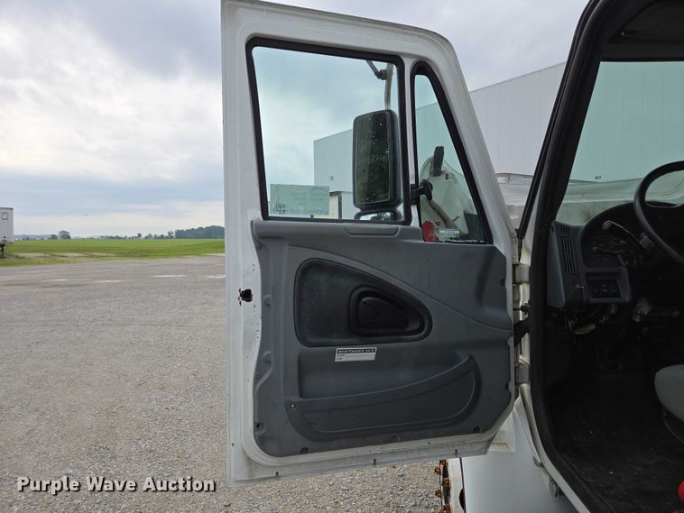 image for item EC4290 2003 International 4300 SBA box truck