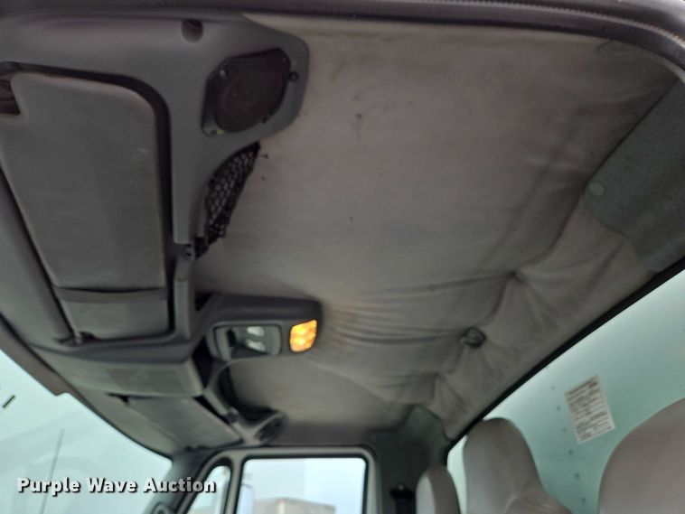 image for item EC4290 2003 International 4300 SBA box truck