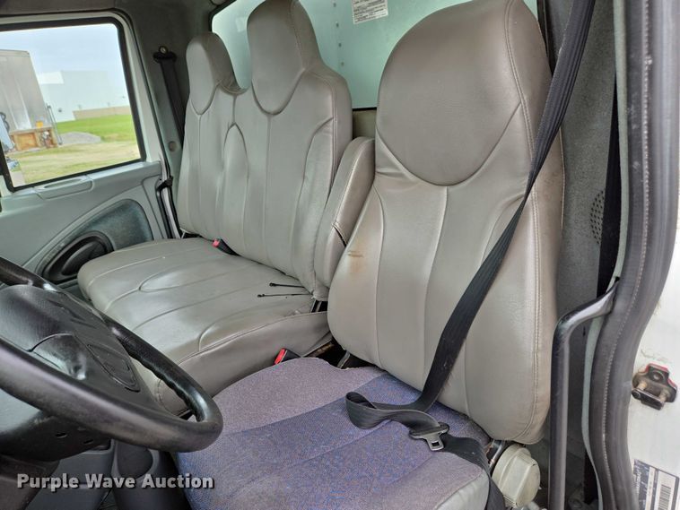 image for item EC4290 2003 International 4300 SBA box truck