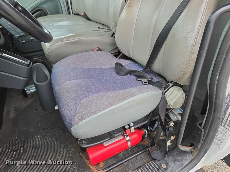 image for item EC4290 2003 International 4300 SBA box truck