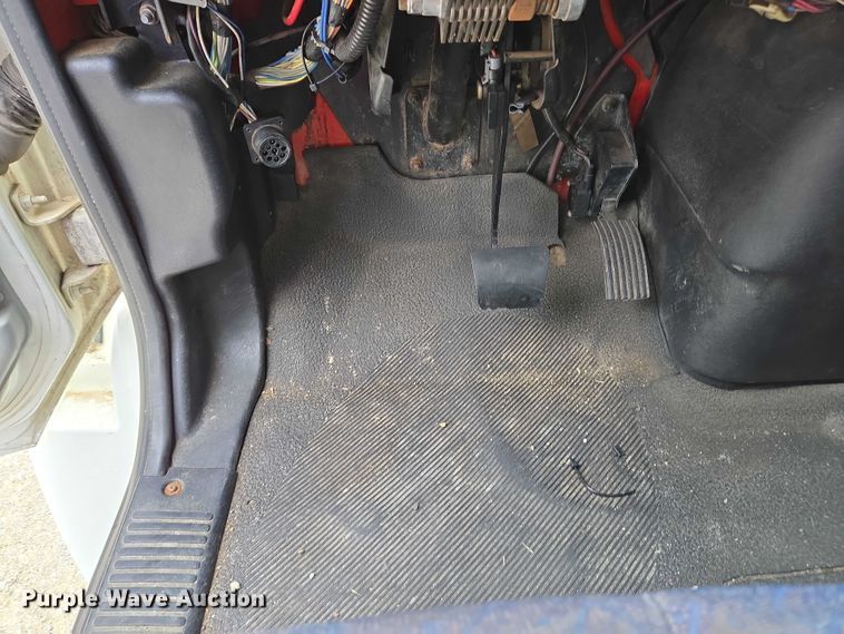 image for item EC4290 2003 International 4300 SBA box truck