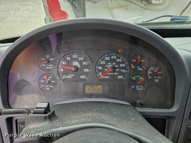 image for item EC4290 2003 International 4300 SBA box truck