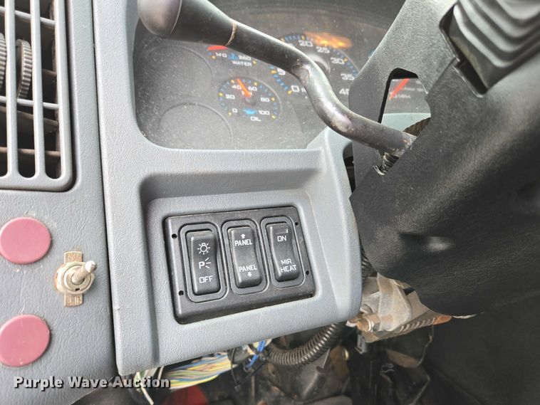 image for item EC4290 2003 International 4300 SBA box truck