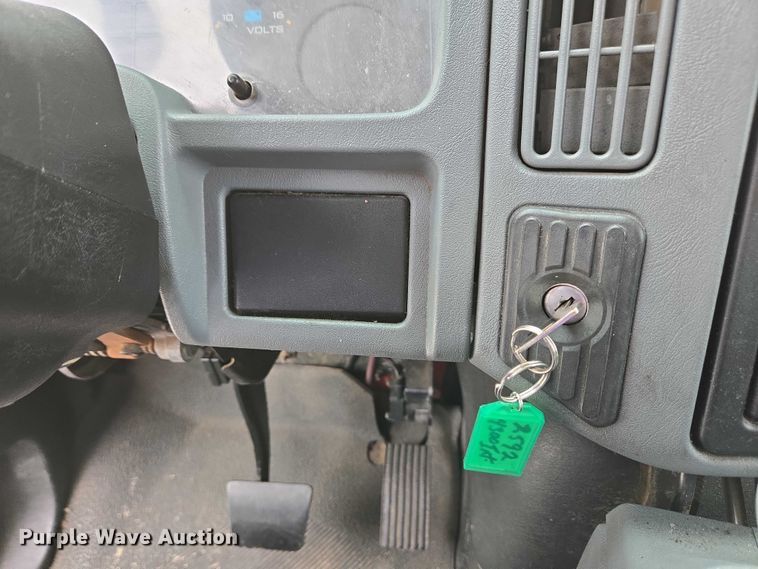 image for item EC4290 2003 International 4300 SBA box truck