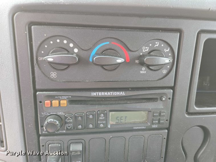 image for item EC4290 2003 International 4300 SBA box truck