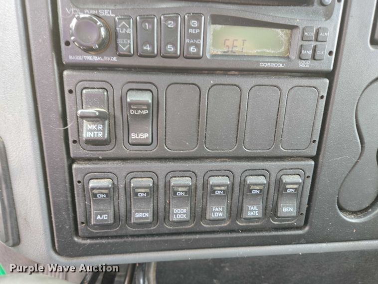 image for item EC4290 2003 International 4300 SBA box truck