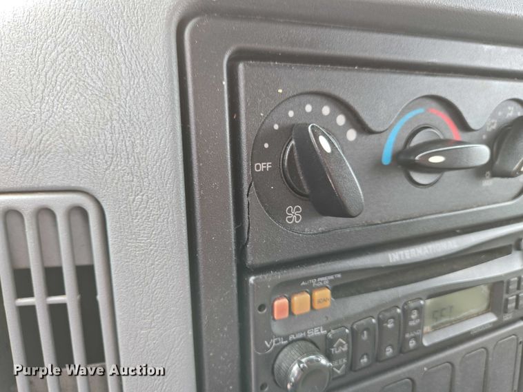 image for item EC4290 2003 International 4300 SBA box truck