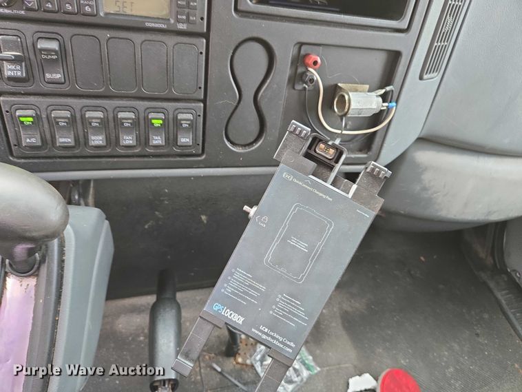 image for item EC4290 2003 International 4300 SBA box truck