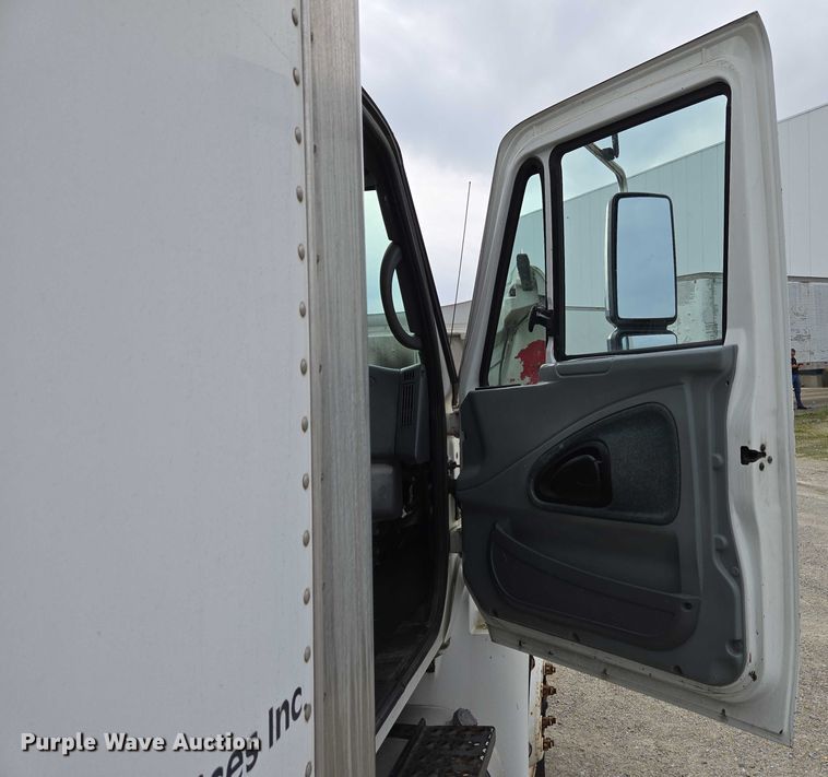 image for item EC4290 2003 International 4300 SBA box truck