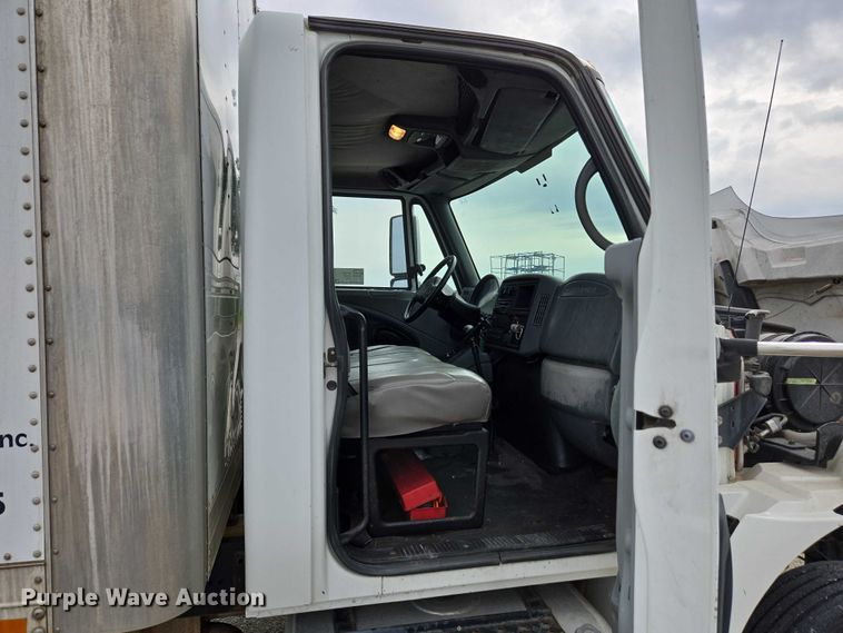 image for item EC4290 2003 International 4300 SBA box truck