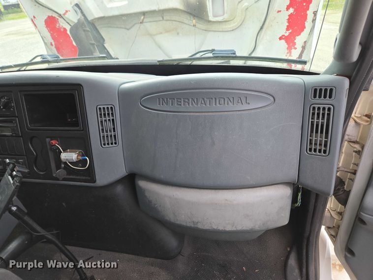 image for item EC4290 2003 International 4300 SBA box truck