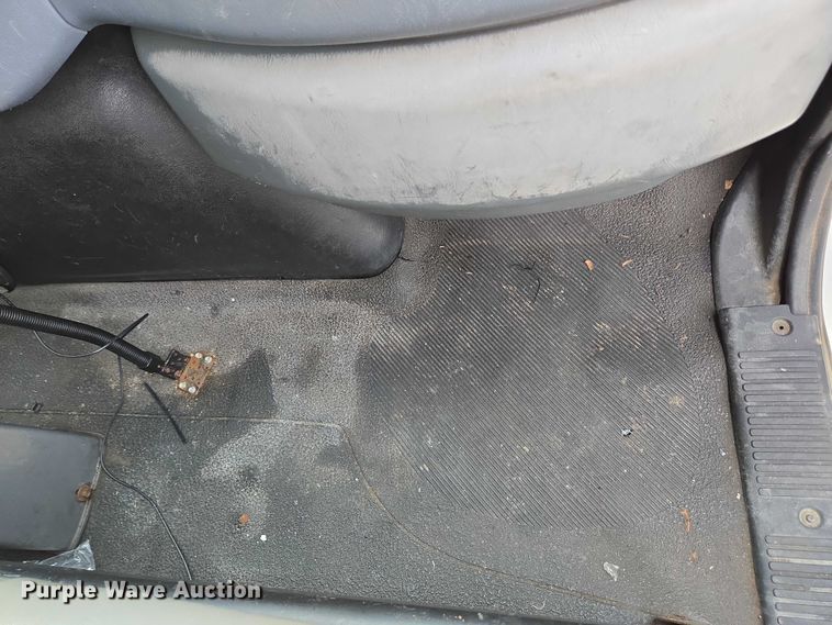 image for item EC4290 2003 International 4300 SBA box truck