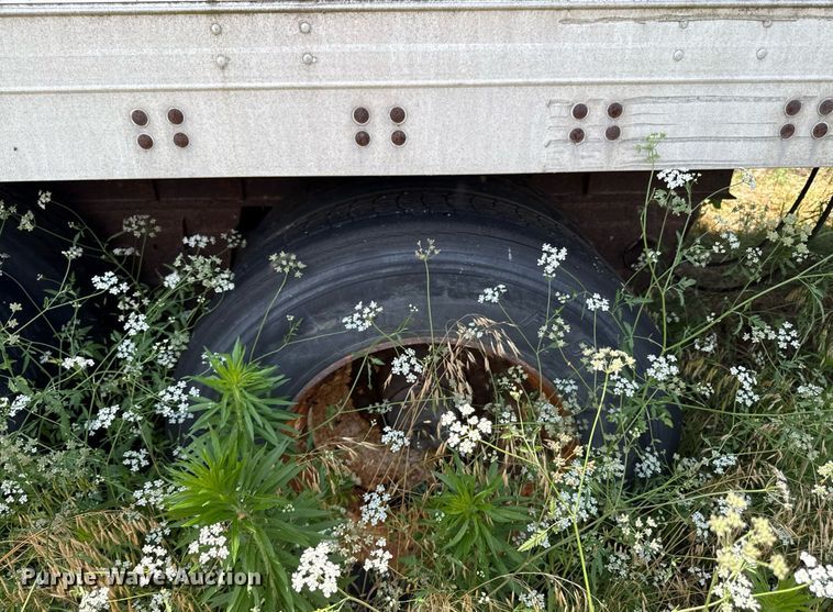 image for item ED4262 1986 Fruehauf dry van trailer