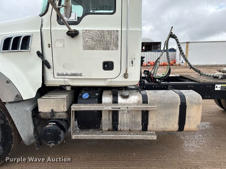 image for item ED5748 2013 Mack GU713 semi truck