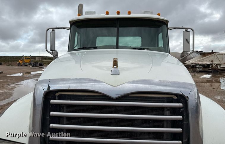 image for item ED5748 2013 Mack GU713 semi truck