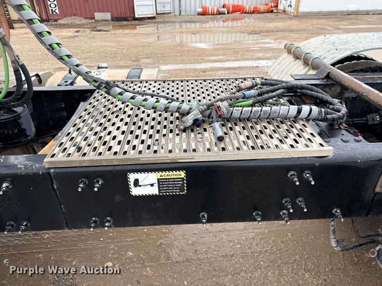 image for item ED5748 2013 Mack GU713 semi truck