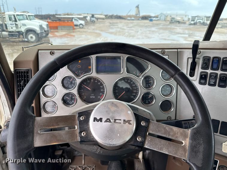 image for item ED5748 2013 Mack GU713 semi truck