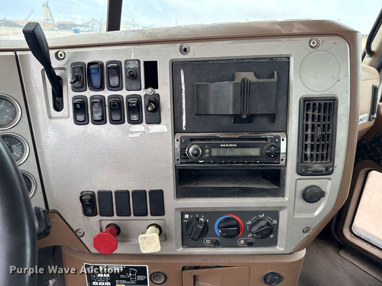 image for item ED5748 2013 Mack GU713 semi truck