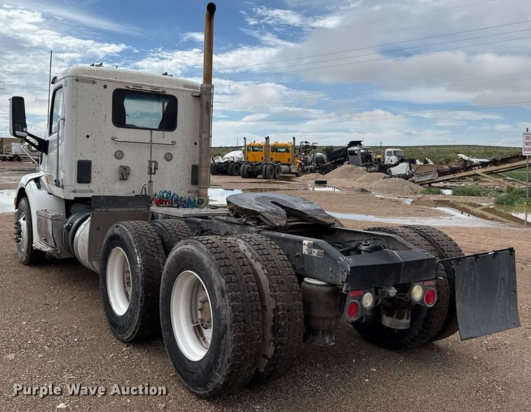 image for item ED5749 2015 Peterbilt 579 semi truck