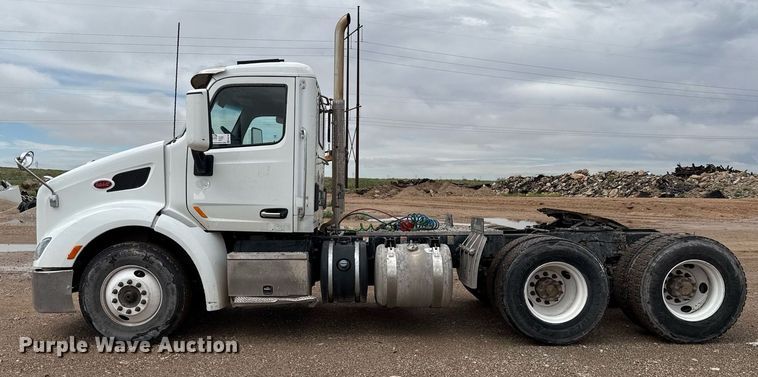image for item ED5749 2015 Peterbilt 579 semi truck