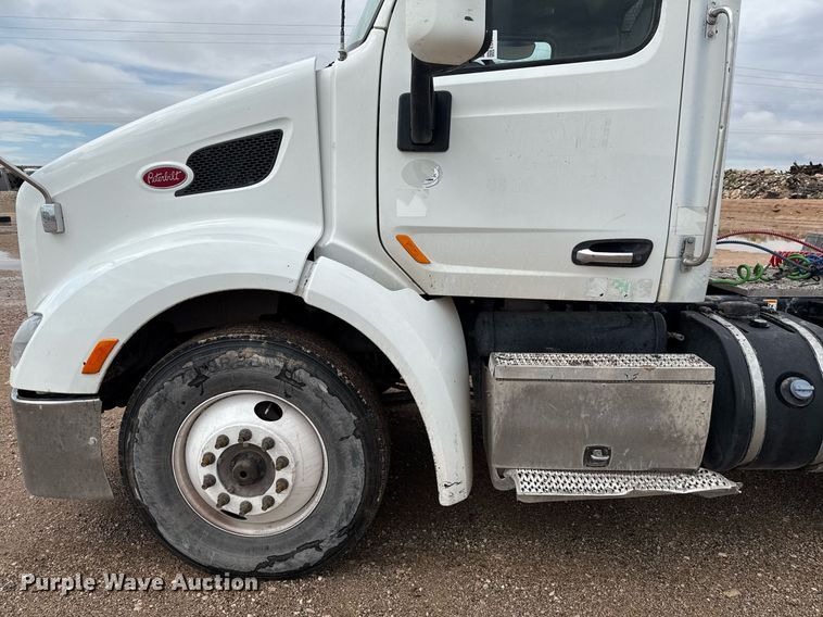 image for item ED5749 2015 Peterbilt 579 semi truck