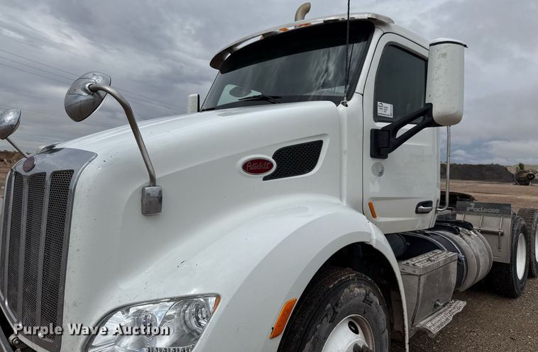 image for item ED5749 2015 Peterbilt 579 semi truck