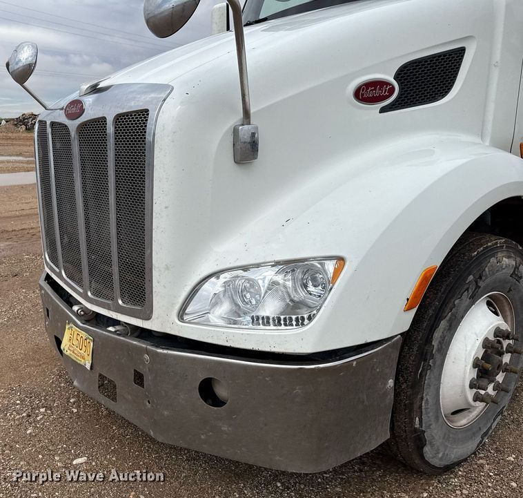 image for item ED5749 2015 Peterbilt 579 semi truck