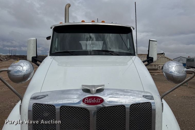 image for item ED5749 2015 Peterbilt 579 semi truck