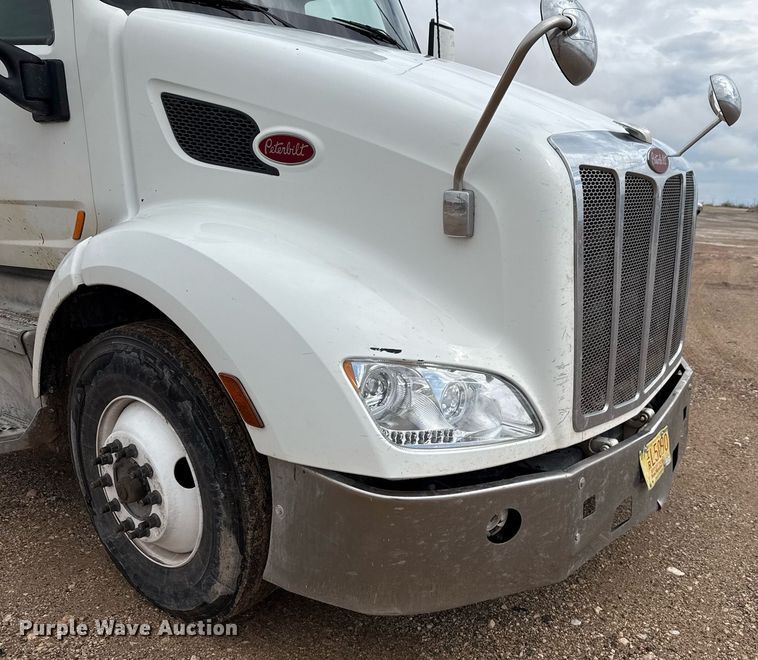 image for item ED5749 2015 Peterbilt 579 semi truck