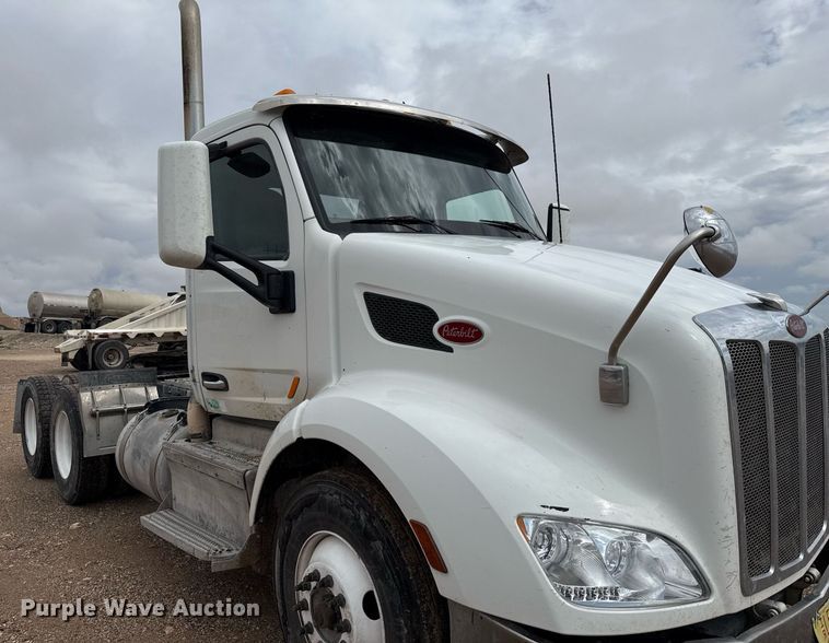 image for item ED5749 2015 Peterbilt 579 semi truck