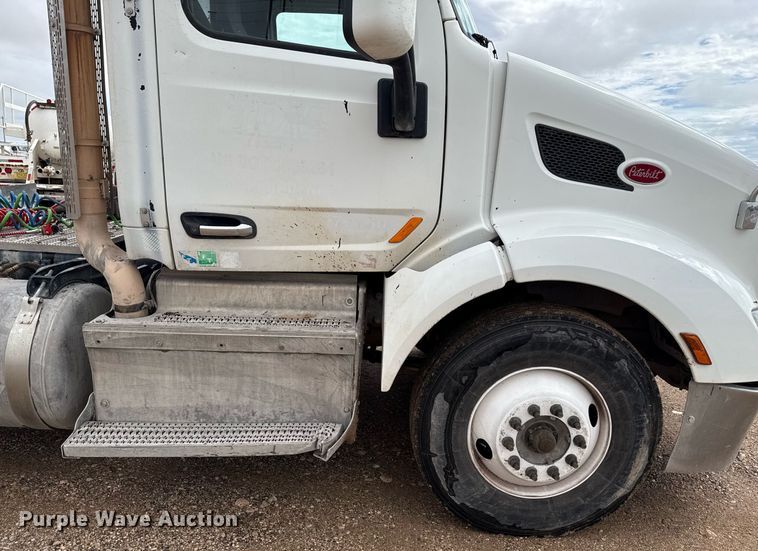 image for item ED5749 2015 Peterbilt 579 semi truck