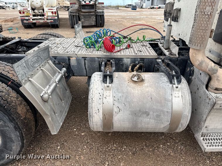 image for item ED5749 2015 Peterbilt 579 semi truck