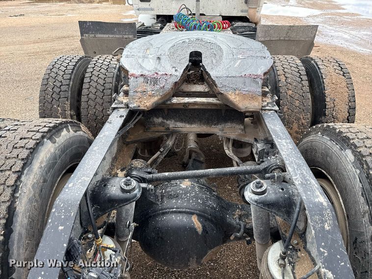 image for item ED5749 2015 Peterbilt 579 semi truck