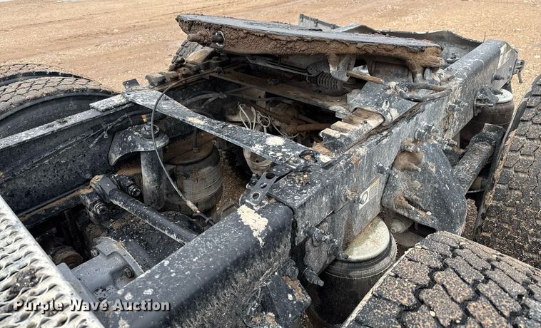 image for item ED5749 2015 Peterbilt 579 semi truck