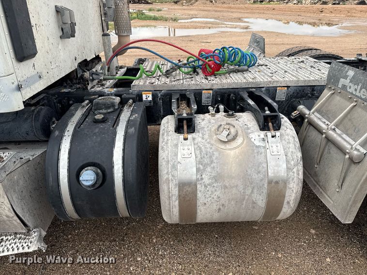 image for item ED5749 2015 Peterbilt 579 semi truck